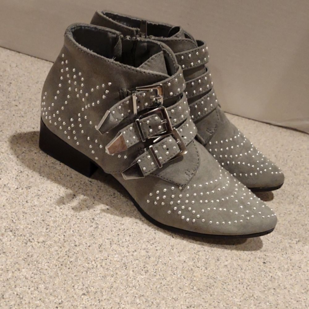 👍 Olive Green Studded Booties . Size 7 A12